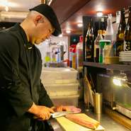 スロージャズが流れる店内は、あえて少し照明を明るめに設定。従来の焼鳥店にありがちな、暗いイメージを払拭し、ファミリーや女性客も入店しやすい雰囲気に。外国人対応も万全で、4カ国語メニューが揃っています。