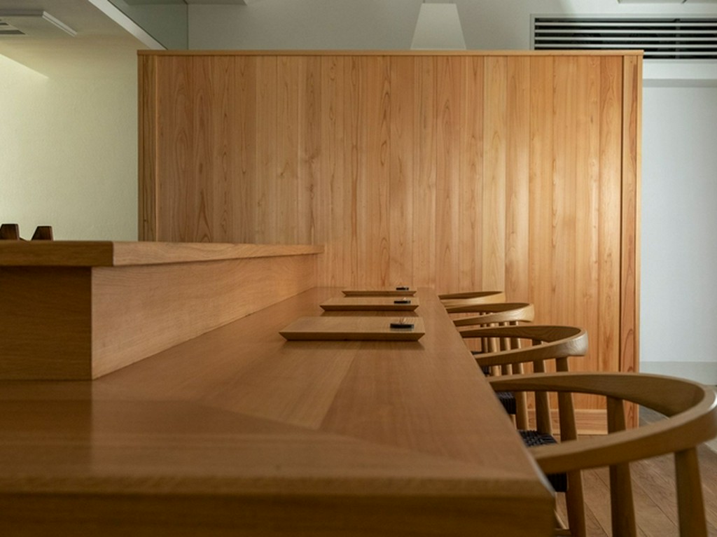 大人のくつろぎにふさわしい、洗練されたカウンター席