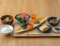 日本海の幸・地元の味噌・お醤油・野菜・卵・お米など食材にこだわった内容で、お腹に優しく、その素材を味わいを楽しめる朝食です。