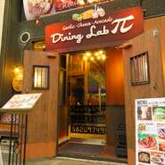 お洒落なレストランのような外観。2H飲み放題付きコース多数有。こだわり抜いたチーズ料理、肉料理の数々をご堪能。女子会はもちろん、各種宴会にもオススメです。