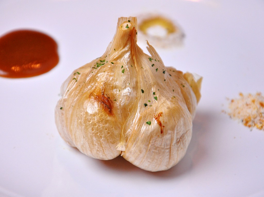 青森県田子産のにんにくの丸揚げ