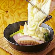 当店NO.1人気メニュー。とろーり流れ込むチーズと食欲を誘う匂いと鉄板から聞こえるジューシーな音は食べる前から生唾を飲み込んでしまう程の絶品料理です。
