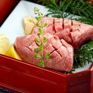 一日一食限定の『厚切りタン 極』は、タンの根元の最高級部位を厚切りで提供してくれます。かみごたえがありつつも、柔らかい食感とジューシーさを堪能できる逸品です。