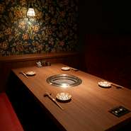 完全個室が4部屋あり、2名から最大8名まで利用できます。デートや接待、顔合わせなどの会食に。さまざまなシチュエーションで贅沢な時間を過ごせます。