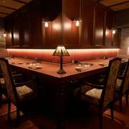 大正モダンをイメージした落ち着きのある店内にはカウンターが8席あり、席と席の間隔が広く確保されているので、ゆったりと食事を楽しめます。気軽に利用したい時にオススメ。