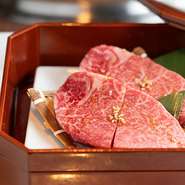 「神戸肉流通推進協議会」の定めた厳しい基準を満たした本物の神戸牛を、神戸で最高水準の食肉業者より厳選仕入れ。霜降り肉とはまた違った赤身ならではの深い味わいで、柔らかく、なめらかな口溶けです。