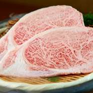 リブロースを薄くスライス。滴り落ちる旨みに合うよう仕立てられた特製ワサビと共にいただくと、口の中でとろけるようなハーモニーを奏でます。神戸牛・黒毛和牛の2種から選択可能。