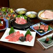 【牛屋銀兵衛】は、いろいろな料理で最高級の肉を味わえるコースでの注文がお得。12,000円のコースからは、焼肉はもちろん、神戸牛の焼きすきやステーキなども楽しむことができます。