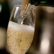 ソムリエが選び抜いたワインを神戸牛や黒毛和牛と共に味わうことができます。他では味わえない特別なマリアージュをお楽しみください。