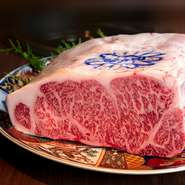 「神戸肉流通推進協議会」が認めた店舗のみに与えられる指定登録店の認定を受けている【牛屋銀兵衛】。神戸で最高水準の食肉業者から、厳選して仕入れる神戸牛は最高級の味わいです。