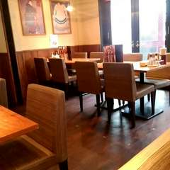 テーブル席もあるのでゆっくりお酒を楽しめます。