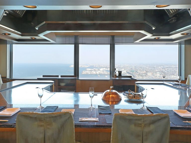 ホテル52階。洗練された料理・空間を提供する鉄板焼レストラン