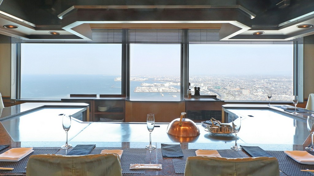 ホテル52階。洗練された料理・空間を提供する鉄板焼レストラン