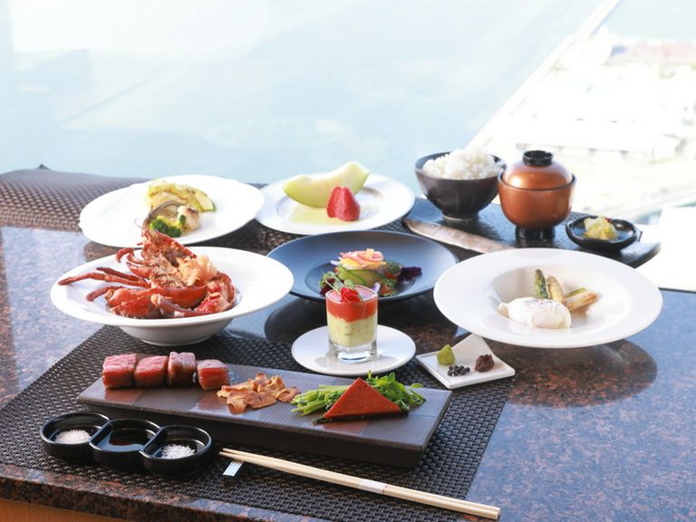 パートナーとの贅沢に。カウンターテーブルで楽しむ非日常