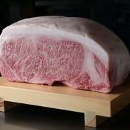 熟練の料理人自ら厳選した黒毛和牛に加え、梅を飼料に育てられた大阪のブランド牛「大阪ウメビーフ」も用意しています。鉄板で丁寧に焼き上げることで、和牛の持つ旨みを余すことなく引き出しています。