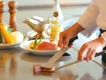 【GOURMET PALETTE グルメパレット】
国産牛ロースステーキがメインのランチ限定コース