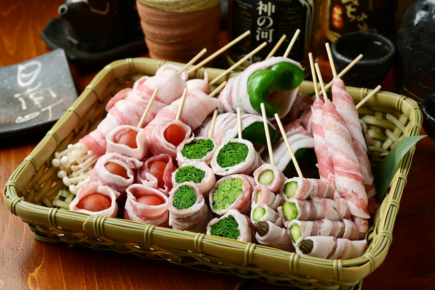 ヘルシーで女性にも大人気の看板メニュー【野菜豚巻き串】