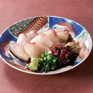 九州の郷土料理「胡麻カンパチ」。
新鮮なカンパチに自家製の胡麻ダレを絡めた、地元で愛される一品です。