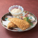 全国の食通をうならせる、松浦のアジフライ。
水揚げ後すぐに加工された新鮮な真アジを香ばしく揚げ、魚本来の旨味としっとりとした食感を大切に仕上げました。