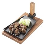 豪快な炭で一気に焼き上げると、噛むほどに口の中に香ばしい炭の香りが広がり
地鶏本来の食感ジューシーさが楽しめます。