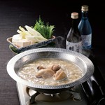 厳選した若鶏を贅沢に使用し、じっくり煮込んだ自家製鶏スープで味わう特製水炊き。
ほろりとほどける柔らかな若鶏の肉質と野菜の甘みが一体となった、深い旨みをご堪能下さい。