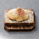 熱々の鉄板の上にふわふわマッシュポテトとたっぷりの明太子、そしてチーズ。
シンプルながら、クセになる”大人味”。お酒のお供にもぴったりの一皿です。