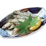 漁師だけが知っていたホントにうまい魚。
油で揚げるとこのウロコが逆立ち、サクサクとして非常に良い食感になります。