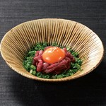 博多では古くから親しまれてきた”桜肉”。クセのない赤身を甘辛ダレと卵黄でとろりと仕上げた、贅沢なゆっけです。
一口ごとに、旨みととろける食感が広がります。