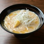 名古屋コーチンのガラを圧力鍋で3時間煮込んで作りました。
濃厚な鶏の旨さを余すことなく使ったスープ。
一度口にすればやみつきです。
