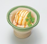 自家製プリンの上にアイスをトッピング