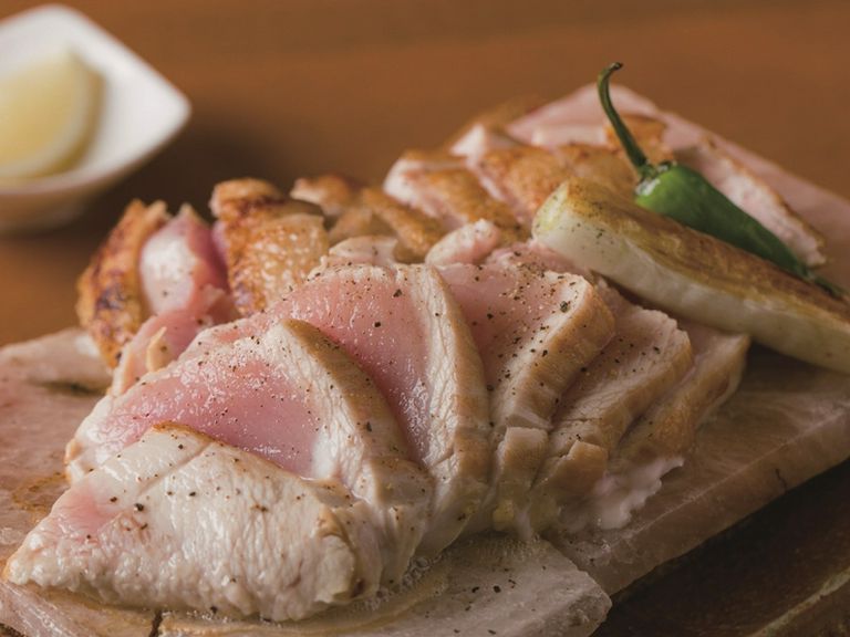 朝挽き大山地鶏を活かした、個性豊かな鶏料理が自慢