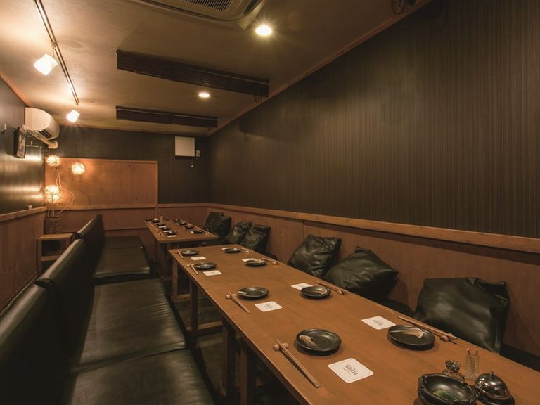 仕事仲間や友人同士での食事にも最適な2階フロア