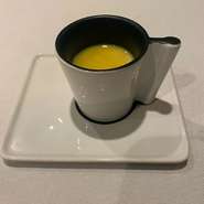 糖度が最も高くなる明け方に収穫された特別なトウモロコシを、スープに。トウモロコシと水のみとは思えない、野菜本来の甘さが凝縮された一品です。収穫状況によりご提供できない場合がございます。