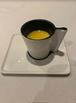 糖度が最も高くなる明け方に収穫された特別なトウモロコシを、スープに。トウモロコシと水のみとは思えない、野菜本来の甘さが凝縮された一品です。収穫状況によりご提供できない場合がございます。