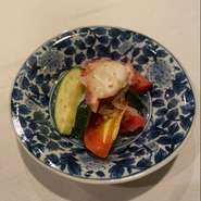 大きくカットされた新鮮なタコの食感と、野菜の甘み・酸味のハーモニーに、お酒が進む逸品です。お料理は季節によって変更いたします。詳しくは店舗までお問合わせください。