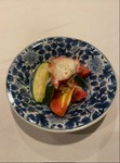 大きくカットされた新鮮なタコの食感と、野菜の甘み・酸味のハーモニーに、お酒が進む逸品です。お料理は季節によって変更いたします。詳しくは店舗までお問合わせください。