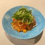 年に数度しか採れない珍しい野菜や果物などの食材を仕入れ、メイン料理やデザートなど季節を感じる逸品たち。また、全国より仕入れる季節の果物でカクテルなど、お食事とのマリアージュもお愉しみいただけます。