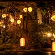 平安時代から織物の街として栄えた西陣で、美しい格子戸をもつ京町家の佇まいを残す数少ない一軒。昼は柔らかな陽の光の中で、夜はライトアップされた幻想的な空間で、心が満たされる癒やしの時間を堪能できます。