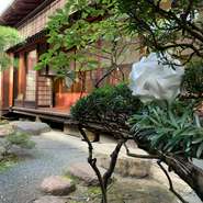 国の登録有形文化財の指定を受けている建物には、2つの井戸と3つの蔵、6つの庭、3つの茶席、能座敷1つを備えています。骨董や季節毎の調度品を愛でながら、食事を楽しむ贅沢な時間。京町家の生活美を感じられます。