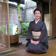 食事のほかにも、町家見学としきたりの話、きものマナースクールなど、文化継承の場として多様なバリエーションのプランが用意されています。「日本の心」と「京都の文化」に触れる、貴重な体験を。