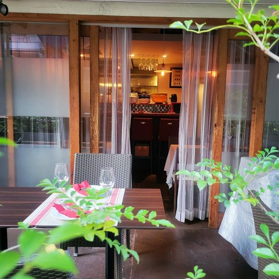 落ち着いた店内でゆっくりお食事ができます。