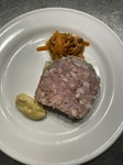 当店のスペシャリテ！肉がゴロゴロ入っているので肉感のあるパテ