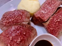 “あか牛”と"ニッポンの旨い”赤身肉ステーキをそれぞれ食べ
お楽しみいただけるセットです！