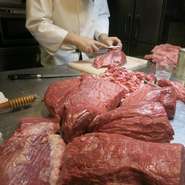 赤身の旨さは肉の味わいにあります。当店は100％国産の赤身牛肉を扱っています。和牛赤身肉としてはあか牛、短角牛をラインアップしている珍しいお店です。フレンチのテクニックを使い、一度食べたらハマる赤身肉の世界へ体験してみてください。