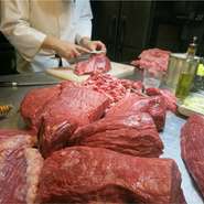 熊本県産「あか牛」をはじめ、食材そのものに対するこだわりはもちろん。サシを丁寧に取り除く“肉そうじ”など、肉一つ一つに対してもしっかりと向き合っています。