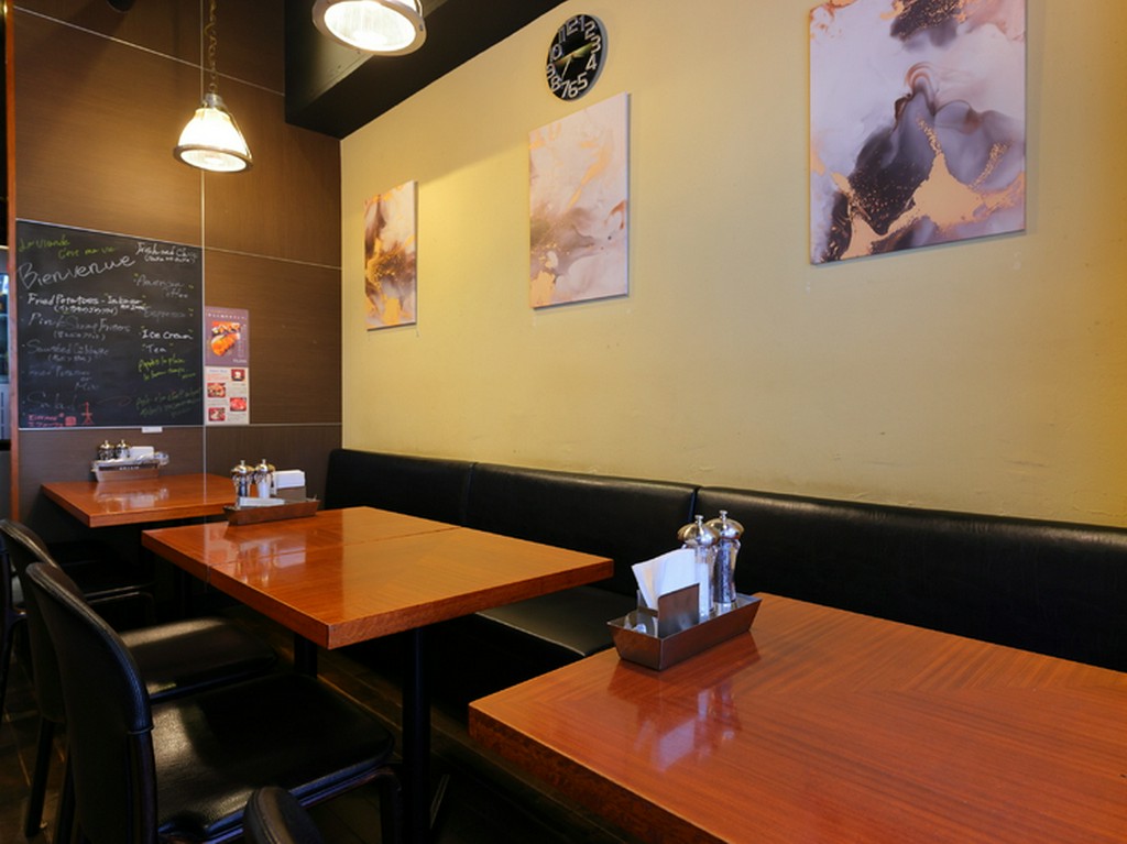 少人数で和気あいあいと肉料理を楽しむ会食シーンに向く！