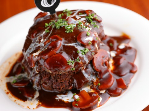 ビーフ100％のハンバーグも豪快に味わいたい