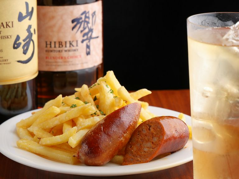 肉料理やおつまみに合うドリンクが幅広く揃う