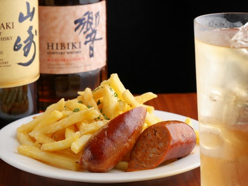 肉料理やおつまみに合うドリンクが幅広く揃う