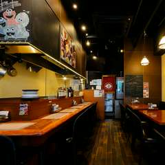 多彩なシーンに対応するカウンター席とテーブル席